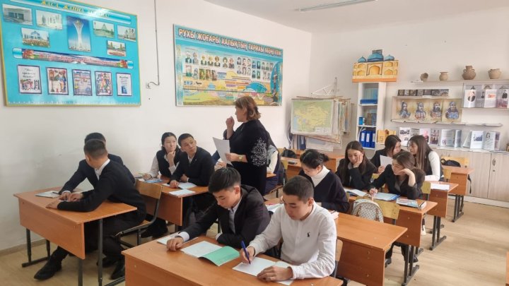 10 «Ә» сынып білім алушыларымен кеңес беру мақсатында мектептің кәсіптік бағдар берушісі Жанакбаева А.Б әңгімелесу жүргізді.