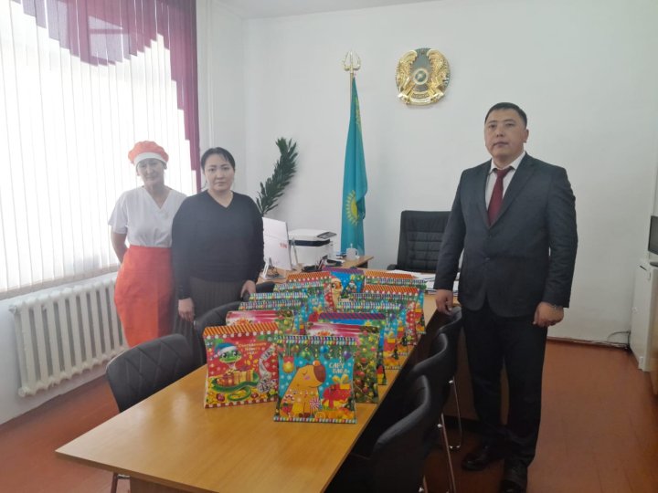 Жекелеген санаттағы АӘК тағайындалған отбасынан шыққан 15 білім алушыға ЖК "Тоқсеитов А.Т."Жаңа жылдық сыйлықтар тарту етті.